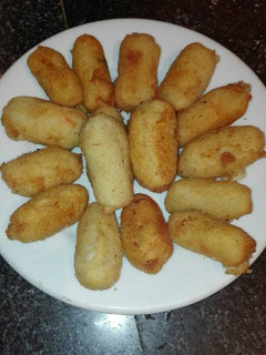 Una foto de Croquetas de merluza, rape y palitos de mar
