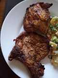 Chuletas y pollo marinados asados a la parrilla
