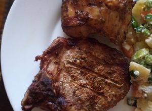 Una foto de Chuletas y pollo marinados asados a la parrilla