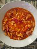 Potaje de habichuelas gratinadas con salchichón y salchichas