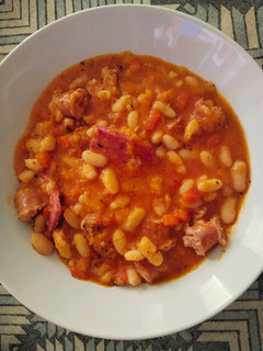 Una foto de Potaje de habichuelas gratinadas con salchichón y salchichas