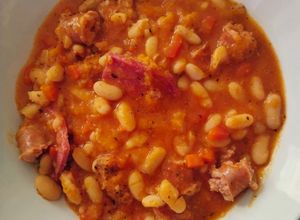 Foto principal de Potaje de habichuelas gratinadas con salchichón y salchichas