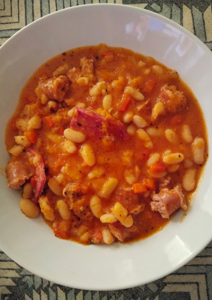 Una foto de Potaje de habichuelas gratinadas con salchichón y salchichas