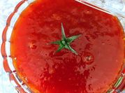 Una foto de mermelada de tomate y clavo