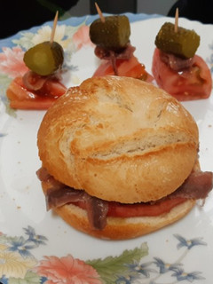 Una foto de Bocadillo de anchoas y tomate