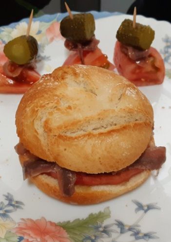 Una foto de Bocadillo de anchoas y tomate