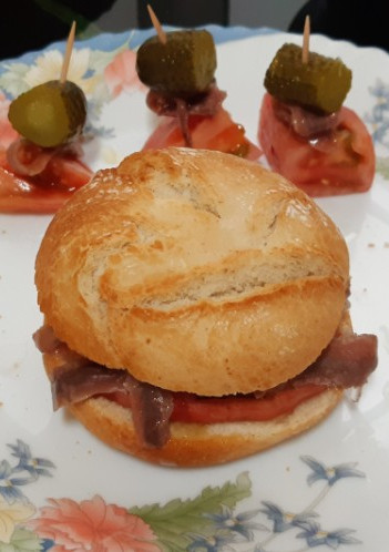 Una foto de Bocadillo de anchoas y tomate