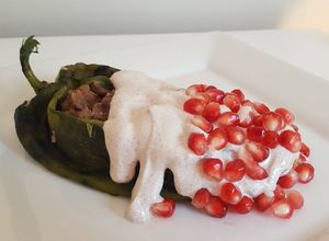 Una foto de Chiles en nogada