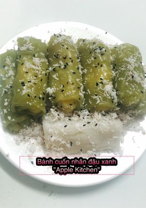 Hình của món Bánh cuốn ngọt nhân đậu xanh dừa làm bằng chảo chống dính.