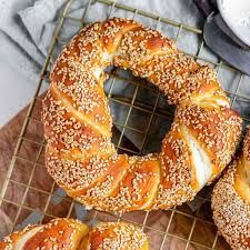 A picture of Simit (sesame bread ring).