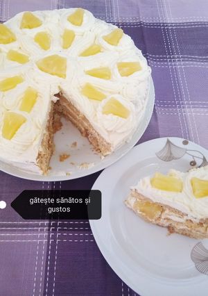 O poză a rețetei Tort cu frișcă și ananas.