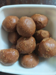 मिनी बेसन लड्डू (mini besan ladoo recipe in Hindi) रेसिपी मुख्य फोटो