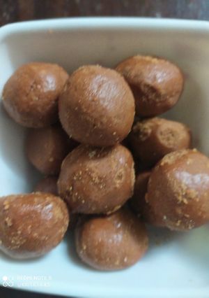 मिनी बेसन लड्डू (mini besan ladoo recipe in Hindi) रेसिपी मुख्य फोटो