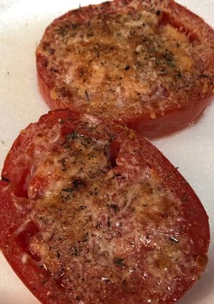 A picture of Broiled fresh garlic parm tomatoes.