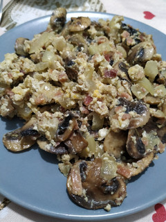Una foto de Revuelto de champiñones con jamón 🍄🍖🥚