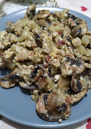 Una foto de Revuelto de champiñones con jamón 🍄🍖🥚