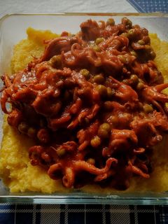 Foto di Polenta con ciuffi di calamaro in umido