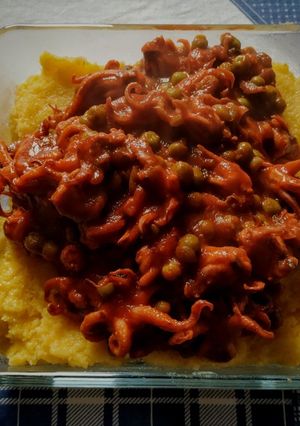 Foto di Polenta con ciuffi di calamaro in umido