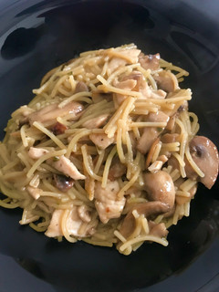 Una foto de Fideuá con pollo y champiñones