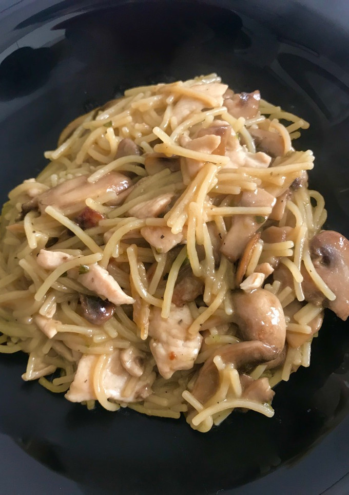 Una foto de Fideuá con pollo y champiñones