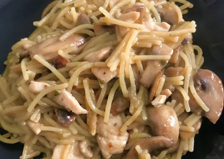 Fideuá con pollo y champiñones