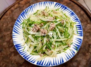 Hình của món Củ đậu xào lá hẹ.