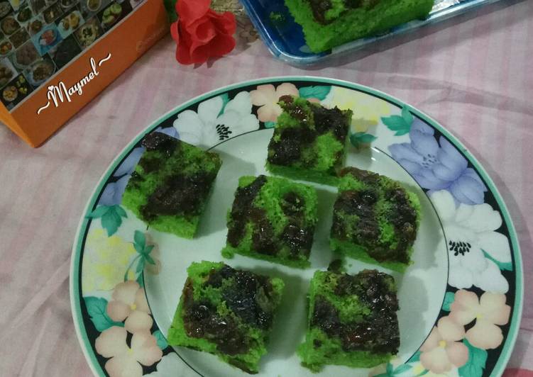 Cara Gampang Membuat Bolu kukus santan pandan coklat kurma, Enak