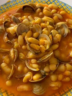 Una foto de Alubias con almejas