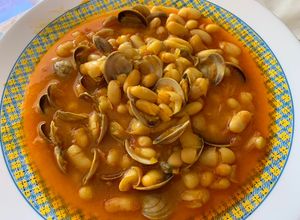 Una foto de Alubias con almejas