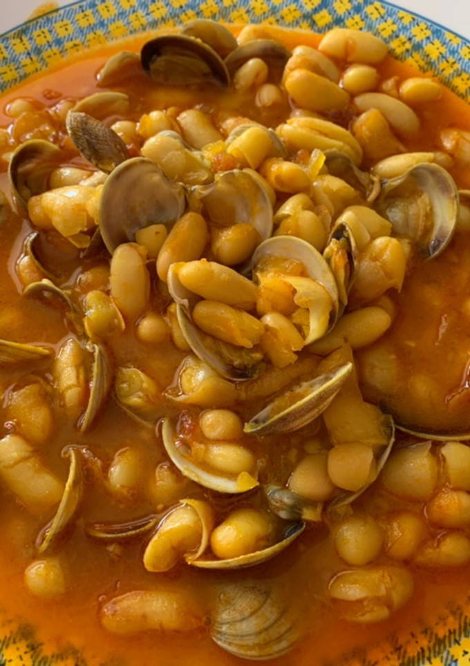 Una foto de Alubias con almejas