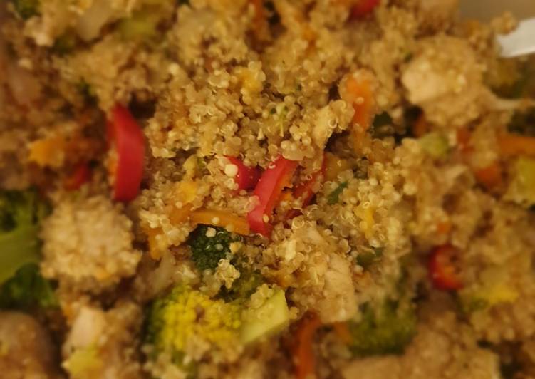 Quinoa, chicken and broccoli pot