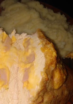 Una foto de Milanesa rellena con cheddar, jamón y queso ! 🤤