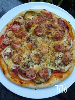 Hình của món Pizza cá hồi xúc xích thịt xông khói.