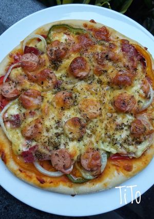Hình của món Pizza cá hồi xúc xích thịt xông khói.