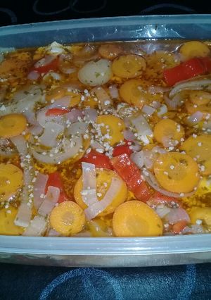 Una foto de Pollo con hortalizas en escabeche