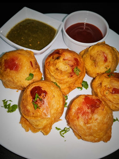 உருளைக்கிழங்கு போண்டா(potato bonda recipe in tamil) செய்முறை முக்கிய புகைப்படம்