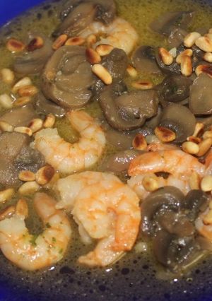 Una foto de Gambas al ajillo con champiñones