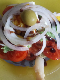 Una foto de Ensalada de tomate y aguacate