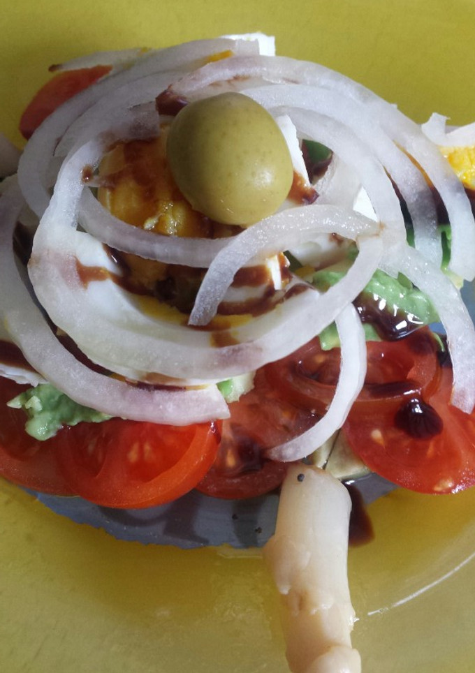 Una foto de Ensalada de tomate y aguacate