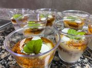 Una foto de postres en vasitos durazno