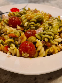 Una foto de Ensalada de pasta al pesto con tomates cherry
