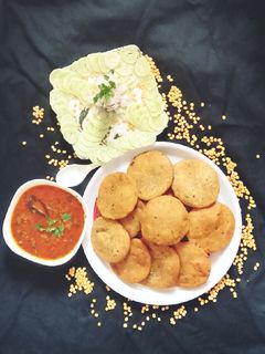 चने दाल की क्रिस्पी कचौड़ी और मशरूम की सब्जी (Chane dal ki crispy kachodi aur mushroom ki sabzi) रेसिपी मुख्य फोटो