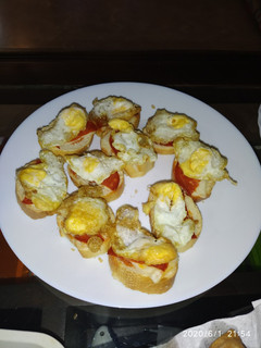 Una foto de Montadito con huevos de codorniz