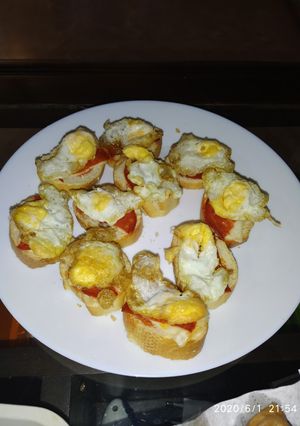 Una foto de Montadito con huevos de codorniz