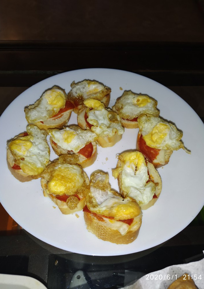 Una foto de Montadito con huevos de codorniz