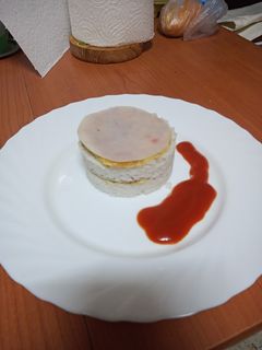 Una foto de Milhojas de arroz blanco, tortilla francesa y jamón de pavo
