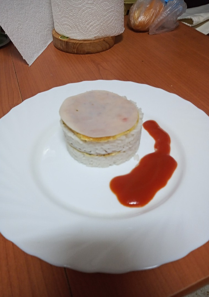 Una foto de Milhojas de arroz blanco, tortilla francesa y jamón de pavo