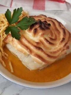 Una foto de Bacalao sobre crema de zanahoria