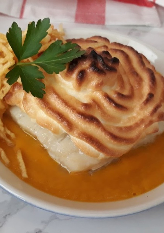 Una foto de Bacalao sobre crema de zanahoria