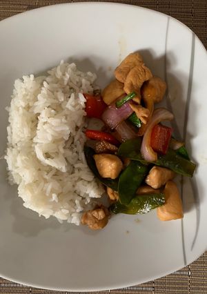 Una foto de Pollo con verduras tipo oriental